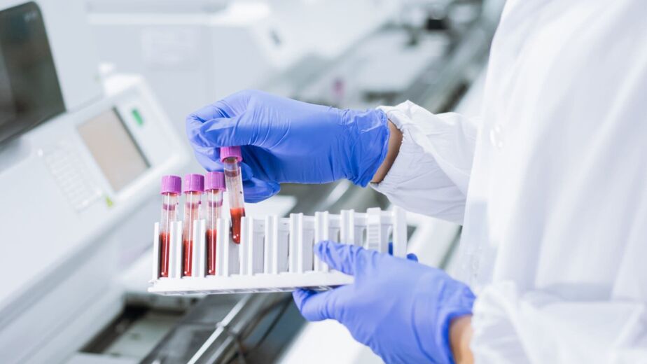 Laboratoriyada emekdasliq: tebabetde kesflere aparan yol